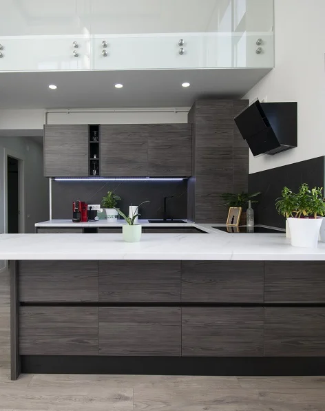 Bucătărie modernă din MDF furniruit 126
